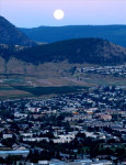 Vanaf hun terras met zicht op de opkomende maan boven Kelowna